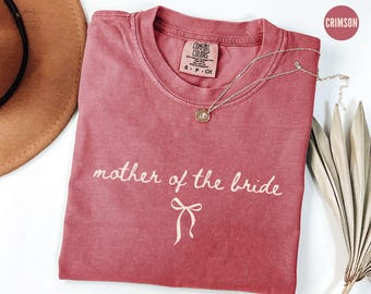 Camisa para madre de la novia y novio Comfort Colors®, atuendo para prepararse para la fiesta nupcial, regalo de hija e hijo, camiseta de MOB con lazo coqueto para mamá