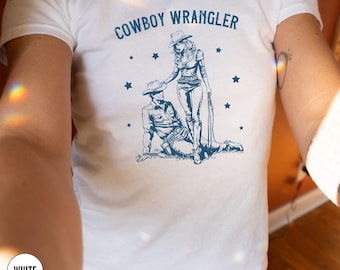 Koszulka Cowgirl Baby Tee Y2K, Koszulka Cowboy Baby Tee, Dzika koszulka w stylu western, Uroczy letni top Cowgirl, Strój na koncert country, Koszulka Y2K, Koszulka rodeo