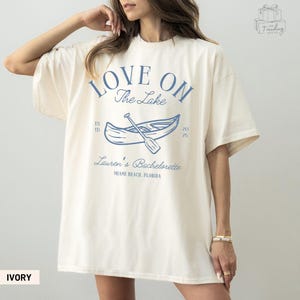 Maglietta Comfort Colors &quot;Love On The Lake Bachelorette&quot;, maglietta personalizzata per festa di addio al nubilato sul lago, maglietta personalizzata per sposa sul lago, campeggio in montagna con addio al nubilato
