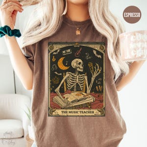 Skelett Musiklehrer Komfort Colors® Shirt Dark Academia Chor Lehrer Geschenk Orchester Spooky Halloween Choir Lehrer T-Shirt Tarot Liebhaber Geschenk