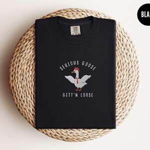 Geborduurd T-shirt met een serieuze gans, T-shirt met een grappige gans-meme, T-shirt met een gans van Comfort Colors als cadeau voor een collega, unisex T-shirt met ronde hals, T-shirt met gans Black