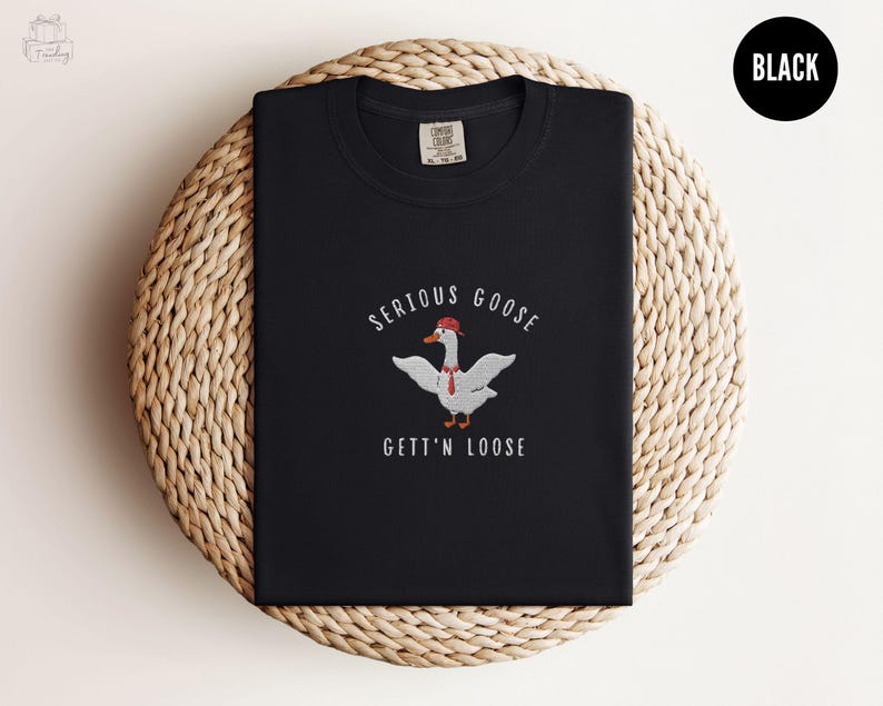 Geborduurd T-shirt met een serieuze gans, T-shirt met een grappige gans-meme, T-shirt met een gans van Comfort Colors als cadeau voor een collega, unisex T-shirt met ronde hals, T-shirt met gans Black