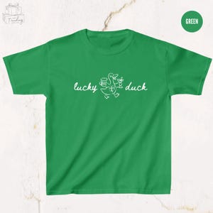 Op de afbeelding: Een set van drie keramische mokken met een gespikkelde, matte afwerking. De mokken zijn in cr&egrave;me, lichtgrijs en donkergrijs. Elke mok heeft een eenvoudig, minimalistisch ontwerp.