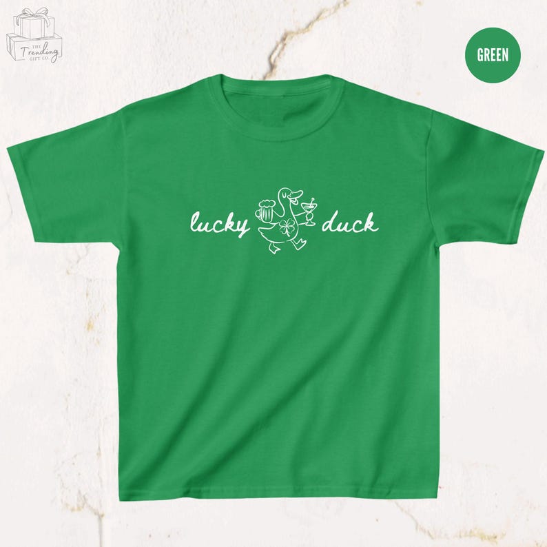 Op de afbeelding: Een set van drie keramische mokken met een gespikkelde, matte afwerking. De mokken zijn in cr&egrave;me, lichtgrijs en donkergrijs. Elke mok heeft een eenvoudig, minimalistisch ontwerp.