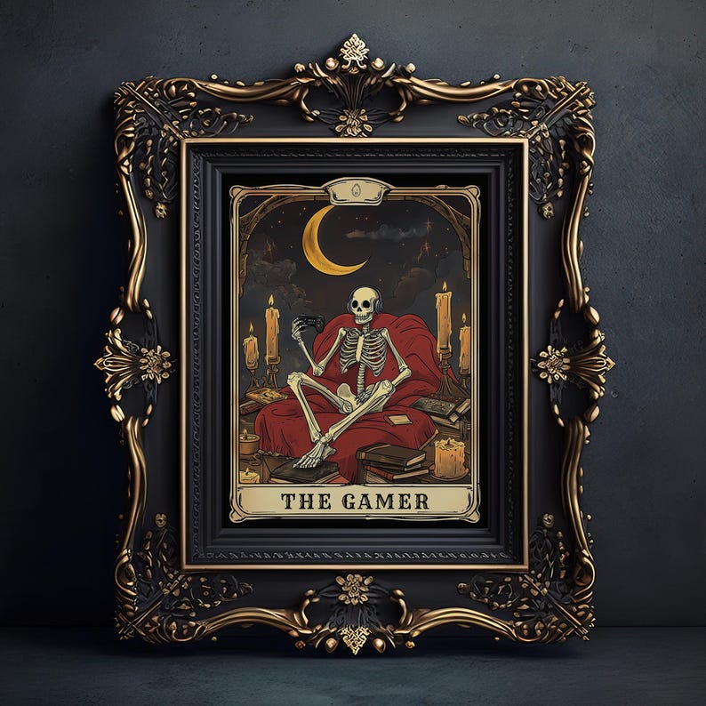 Puede incluir: Una ilustraci&oacute;n de carta de tarot que representa un esqueleto sentado en un trono, sosteniendo un mando de videojuego. La carta est&aacute; enmarcada en un marco adornado negro y dorado. La carta dice "The Gamer".