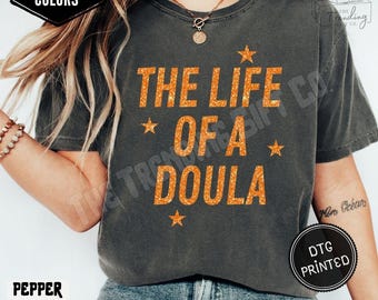 Comfort Colorsの「Life of a Doula」シャツ、出産ドゥーラギフト、ドゥーラ学生、ショーガールドゥーラTシャツ、ベビーナースシャツ、出産Tシャツ