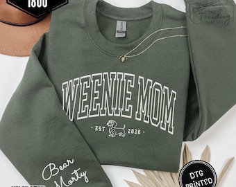 Personalisierter Dackel-Pullover mit Hundenamen auf dem Ärmel – das perfekte Geschenk für Dackel-Mamas! Auch ideal als Geschenk für Dackel-Fans.