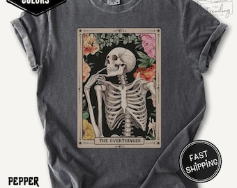 T-shirt « Thinker Overthinker » (cartes de tarot), T-shirt professionnel « Overthinker », Comfort Colors®, T-shirt « Skeleton Overthinker Lover » (amoureux des squelettes et des pensées ésotériques), Cadeau pour maman mystique