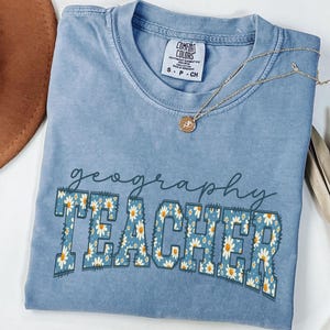 Comfort Colors® 地理教師用シャツ、デイジー地理教師用シャツギフト、花柄地理Tシャツ、教師チーム向け、新学期用