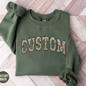 Sudadera floral personalizada, cuello redondo con texto personalizado, suéter familiar a juego, camiseta con texto "Tu texto aquí", jersey de equipo con letras universitarias