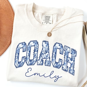 Toile personalisiertes Coach Shirt, benutzerdefiniertes Coach Geschenk, Cheer Coach Tshirt, Coach Name Shirt, Geschenke für Coach Spieltag Shirt, Floral Coach Geschenke