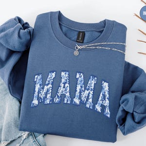 Sudadera floral para mamá, camisa de Toile de Jouy Coquette para mamá, regalo de cuello redondo para el primer día de la madre, regalo para anunciar un nuevo bebé, suéter azul para mamá