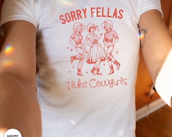 Camiseta infantil fofa com estampa estética, estilo cowgirl lésbica, camiseta com slogan do Pinterest, camiseta infantil com estampa gráfica, presente para lésbicas feministas, moda queer moderna estilo cowgirl.