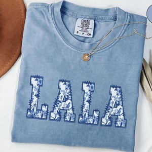 Camisa Toile De Jouy Lala, regalos florales Lala, camisa Lala con colores cómodos, regalo para el Día de la Madre para abuelas, camisa de tía Lala para tía.