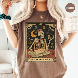 Maglietta Comfort Colors® con teschio e infermiera scolastica, regalo per infermieri dell'Accademia scura, maglietta spettrale per infermieri di Halloween, regalo per gli amanti dei tarocchi per infermieri della scuola gotica