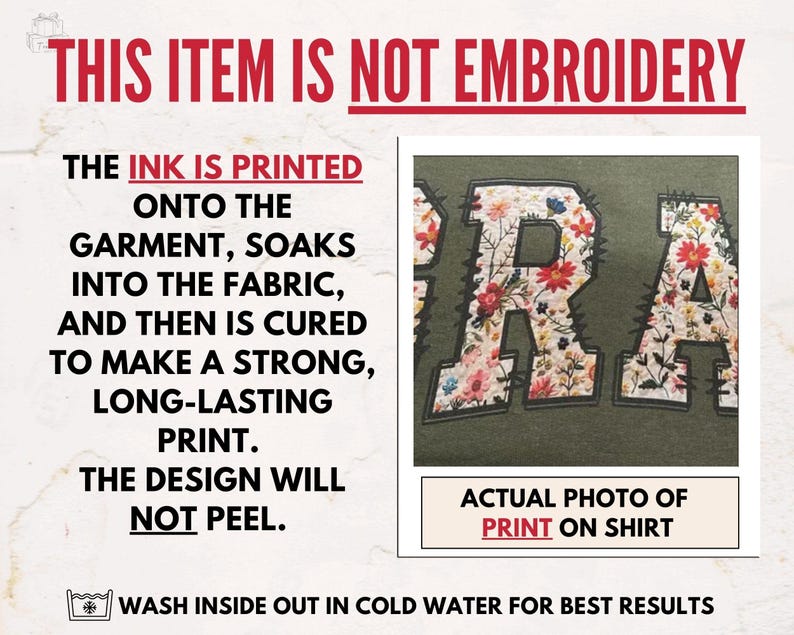 Puede incluir: Primer plano de una camiseta verde con un estampado floral que dice "RA". El texto "THIS ITEM IS NOT EMBROIDERY" est&aacute; en la parte superior de la imagen. El texto "THE INK IS PRINTED ONTO THE GARMENT, SOAKS INTO THE FABRIC, AND THEN IS CURED TO MAKE A STRONG, LONG-LASTING PRINT. THE DESIGN WILL NOT PEEL." est&aacute; en el lado izquierdo de la imagen. El texto "ACTUAL PHOTO OF PRINT ON SHIRT" est&aacute; en la parte inferior de la imagen.