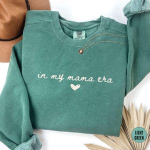 Comfort Colors® In My Mama Era Sweatshirt, koszulka dla mamy, prezent na dzień matki, prezent urodzinowy dla mamy, prezent na baby shower, ogłoszenie o ciąży, bluza z okrągłym dekoltem