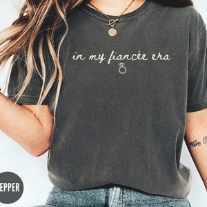 Comfort Colors® I min fästmö-era-t-shirt, förlovningströja, framtida fru-tröja, förlovningspresent, brudtröja för brud, möhippa-tröja Pepper