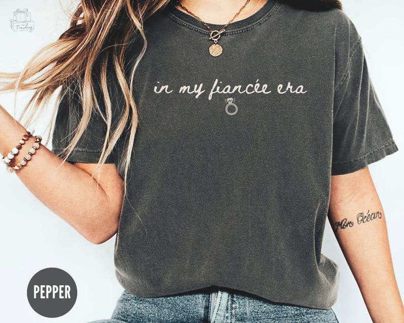 Comfort Colors® I min fästmö-era-t-shirt, förlovningströja, framtida fru-tröja, förlovningspresent, brudtröja för brud, möhippa-tröja Pepper
