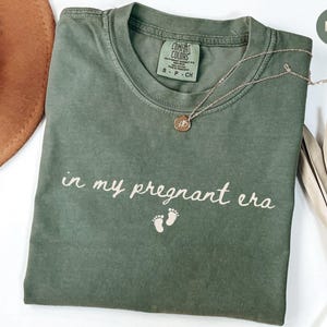 W mojej ciąży Era T-shirt Comfort Colors® Expecting Mom Shirt, Prezent dla córki w ciąży, Koszulka ujawniająca ciążę, Pomysły na ogłoszenie dziecka