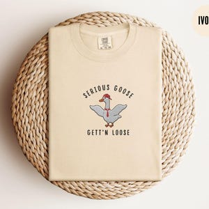 Geborduurd T-shirt met een serieuze gans, T-shirt met een grappige gans-meme, T-shirt met een gans van Comfort Colors als cadeau voor een collega, unisex T-shirt met ronde hals, T-shirt met gans Ivory