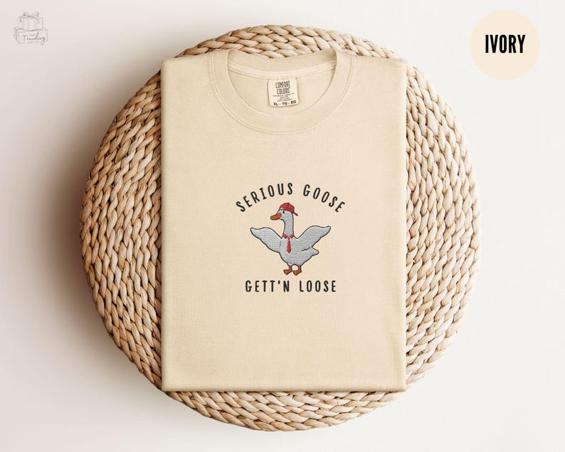 Geborduurd T-shirt met een serieuze gans, T-shirt met een grappige gans-meme, T-shirt met een gans van Comfort Colors als cadeau voor een collega, unisex T-shirt met ronde hals, T-shirt met gans Ivory