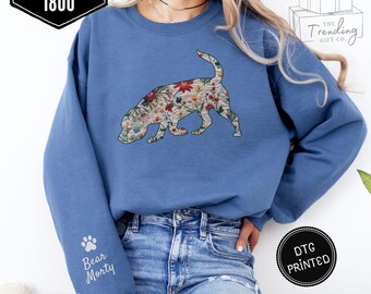 Sudadera personalizada con diseño de beagle, sudadera con cuello redondo y nombre de beagle en la manga con estampado de flores silvestres, regalo navideño personalizado para mamás beagle, regalos para mamás beagle