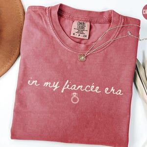 Comfort Colors® I min fästmö-era-t-shirt, förlovningströja, framtida fru-tröja, förlovningspresent, brudtröja för brud, möhippa-tröja Crimson