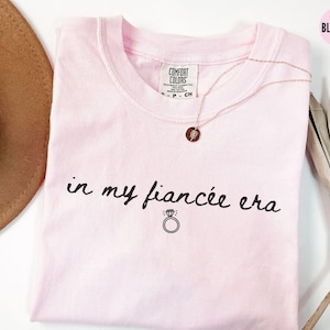 Comfort Colors® I min fästmö-era-t-shirt, förlovningströja, framtida fru-tröja, förlovningspresent, brudtröja för brud, möhippa-tröja Blossom