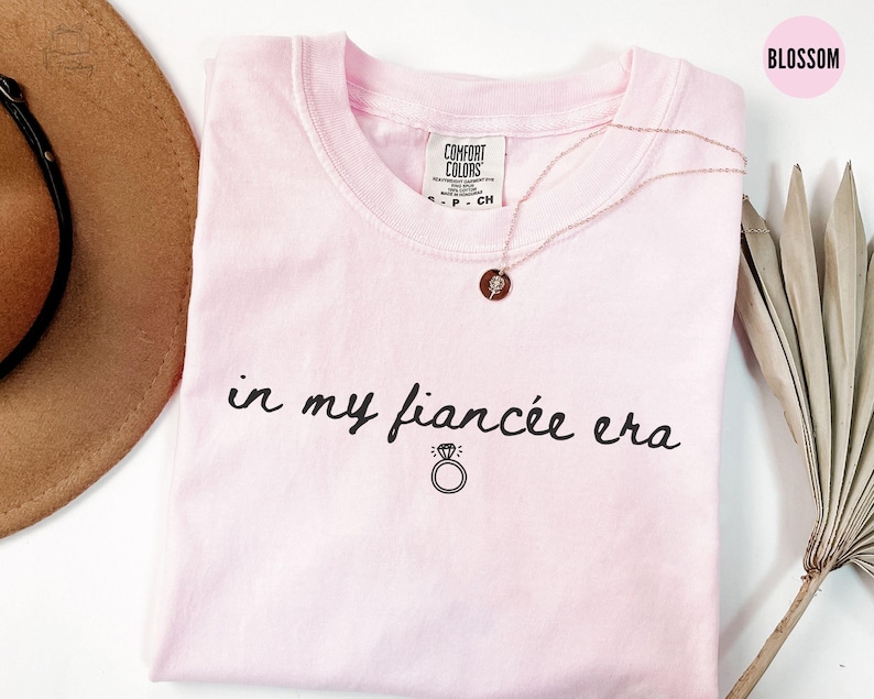 Comfort Colors® I min fästmö-era-t-shirt, förlovningströja, framtida fru-tröja, förlovningspresent, brudtröja för brud, möhippa-tröja Blossom