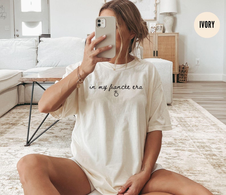 Comfort Colors® I min fästmö-era-t-shirt, förlovningströja, framtida fru-tröja, förlovningspresent, brudtröja för brud, möhippa-tröja Ivory