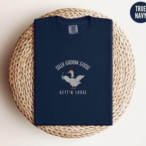 Geborduurd T-shirt met een serieuze gans, T-shirt met een grappige gans-meme, T-shirt met een gans van Comfort Colors als cadeau voor een collega, unisex T-shirt met ronde hals, T-shirt met gans True Navy