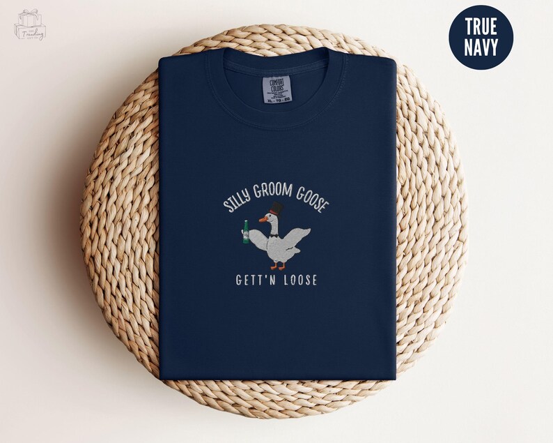 Geborduurd T-shirt met een serieuze gans, T-shirt met een grappige gans-meme, T-shirt met een gans van Comfort Colors als cadeau voor een collega, unisex T-shirt met ronde hals, T-shirt met gans True Navy