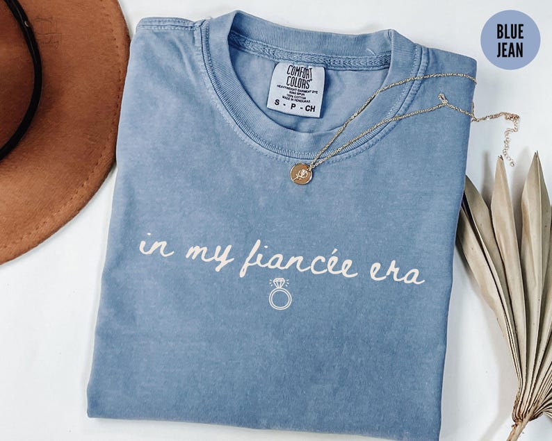 Comfort Colors® I min fästmö-era-t-shirt, förlovningströja, framtida fru-tröja, förlovningspresent, brudtröja för brud, möhippa-tröja Blue Jean