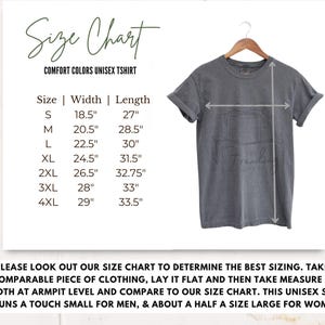 Puede incluir: Tabla de tallas para una camiseta unisex con medidas en pulgadas. La tabla muestra el ancho y la longitud de la camiseta en las tallas S, M, L, XL, 2XL, 3XL y 4XL. El texto "Comfort Colors Unisex T-shirt" est&aacute; en la parte superior de la tabla.