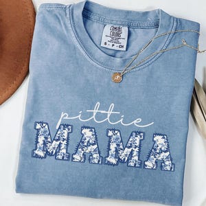 Comfort Colors® Pittie Mama Toile Shirt, Pitbull Mama Tshirt, Pitbull T-Shirt, Bully Rassehund Rundhalsausschnitt, Kokette Hundeliebhaber Muttertagsgeschenk