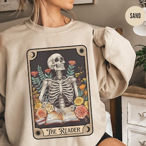Leser Tarot Karte Shirt, Skelett Lesung Sweatshirt, Unisex Tarot Karte Shirt, Buch Liebhaber Geschenk, Bücherwurm Pullover, Bücherwurm Rundhalsausschnitt