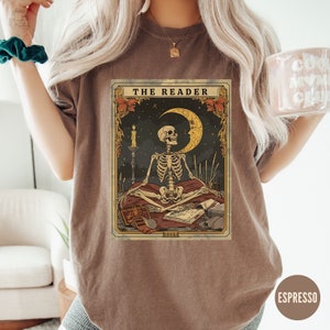 Komfort Farben Das Leser Tarot Karte Shirt, Skeleton Lesen Shirt, Unisex Tarot Karte Shirt, Buch Liebhaber Geschenk, Bücherwucher Geschenk,Tarot Liebhaber Geschenk