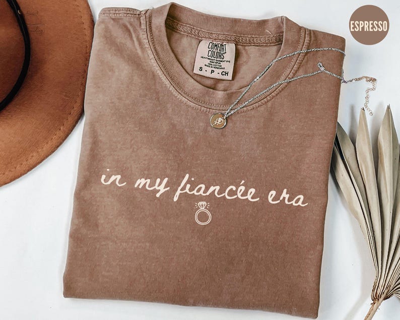 Comfort Colors® I min fästmö-era-t-shirt, förlovningströja, framtida fru-tröja, förlovningspresent, brudtröja för brud, möhippa-tröja Espresso