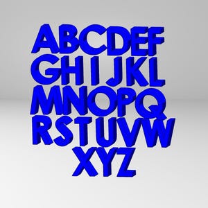 Op de afbeelding: 3D-weergave van het Engelse alfabet in helderblauw. De letters zijn in rijen gerangschikt, waarbij elke letter rechtop staat. De achtergrond is een verloop van wit en grijs.
