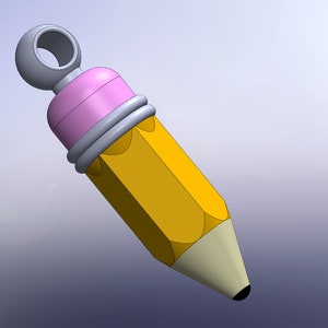 Peut inclure: Un pendentif en forme de crayon jaune avec une gomme rose et un anneau argenté autour de la gomme. Le crayon a une boucle argentée en haut pour l'attacher à un collier ou un porte-clés.