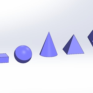 Könnte beinhalten: Ein Satz von sieben geometrischen Formen in verschiedenen Formen, darunter ein Würfel, ein rechteckiger Quader, eine Kugel, ein Kegel, eine Pyramide, eine Raute und ein Zylinder. Alle Formen sind hellblau.