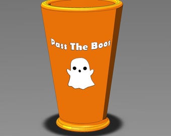 Könnte beinhalten: Orangener Halloween-Becher mit dem Text "Pass The Boos" und einer weißen Geistergrafik. Der Becher hat einen goldenen Rand und Boden, ideal für Getränke zur Halloween-Zeit.