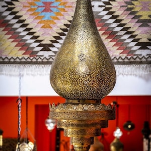 Enorme lampadario marocchino, lampada in ottone anticato, lampada a sospensione, lampadario marocchino in ottone ramato, lampada a sospensione marocchina, lampada marocchina.