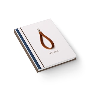 Könnte beinhalten: Eine weiße Keramik-Tasse mit schwarzem Henkel und dem Text "But First, Coffee" in handschriftlichem Stil. Die Tasse steht auf einer weißen Oberfläche.