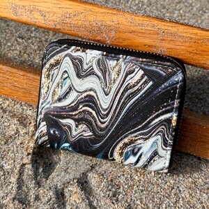 Billetero pequeño Sea Marble negro con ranuras para tarjetas y monedas