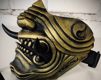 Samurai Maske schwarz+gold +2 Fangzähne.