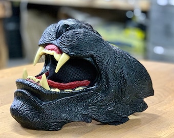 Máscara de pantera negra con sonrisa de animal samurái