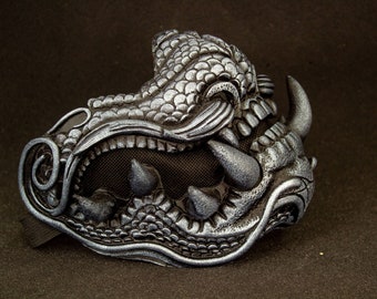 Dragón plateado yakuza. Máscara samurái plateada.