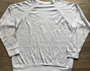 Bluza z okrągłym dekoltem w stylu vintage z lat 70. i 80. w kolorze szarym, raglanowym, wyblakłym, z metką, USA